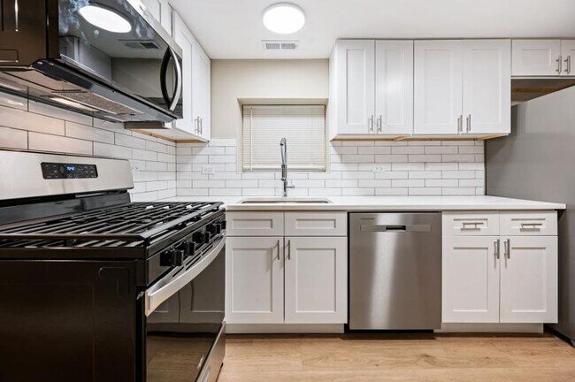 Building Photo - 2 bedroom in Chicago IL 60657