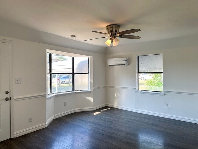 Building Photo - 3 bedroom / 2 bath