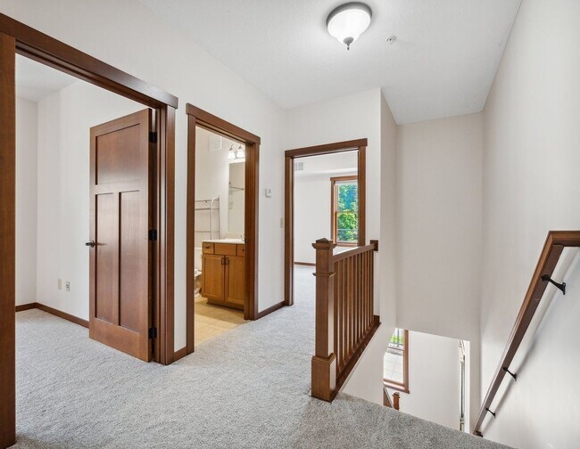 Building Photo - Stunning 2 level Condo in Exclusive St Pau...