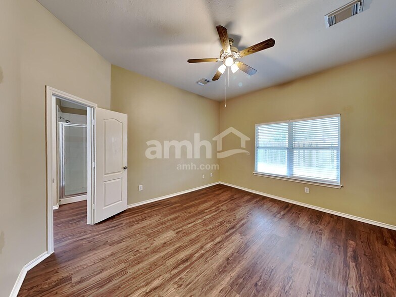 Building Photo - 1835 Manor Dr