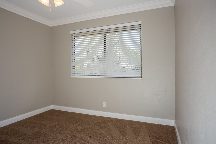Building Photo - 580 NW 38th Ave