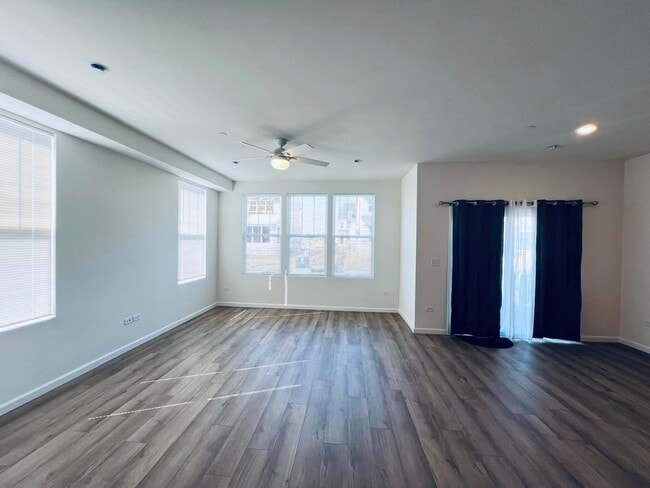 Building Photo - 5935 Hawkweed Dr