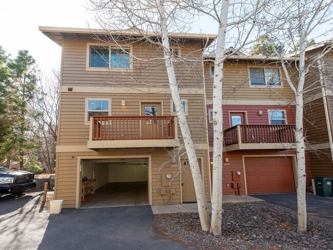 Building Photo - SOUGHT AFTER PENCE PLACE TOWNHOME; DUAL PRIMARY SUITES & SOLAR! MUST SEE!!