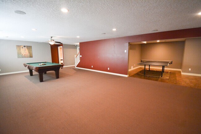 Building Photo - STUNNING 5 Bed 3.5 Bath Luxury Home!