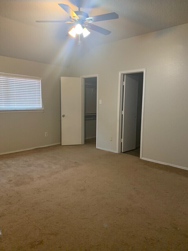 Building Photo - Affordable 3/2 House