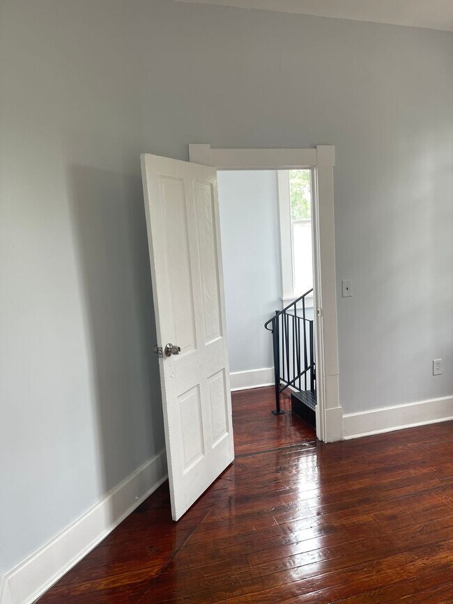 Building Photo - Newly Renovated Tri-Plex Near Forsyth