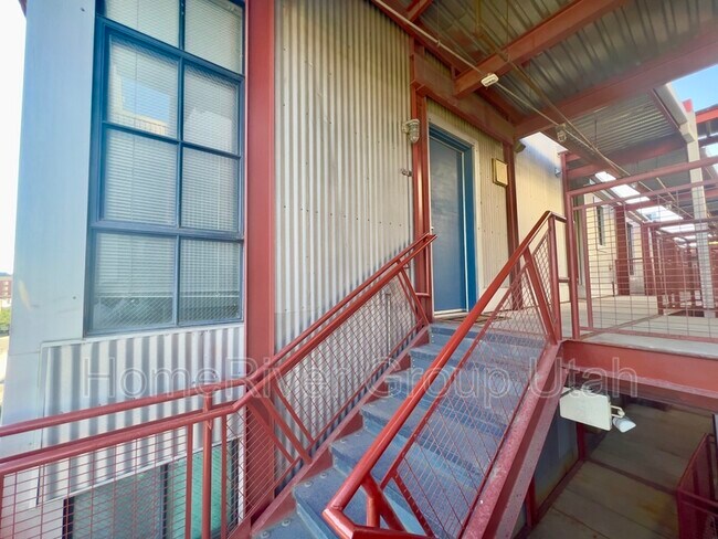 Building Photo - 336 W Broadway