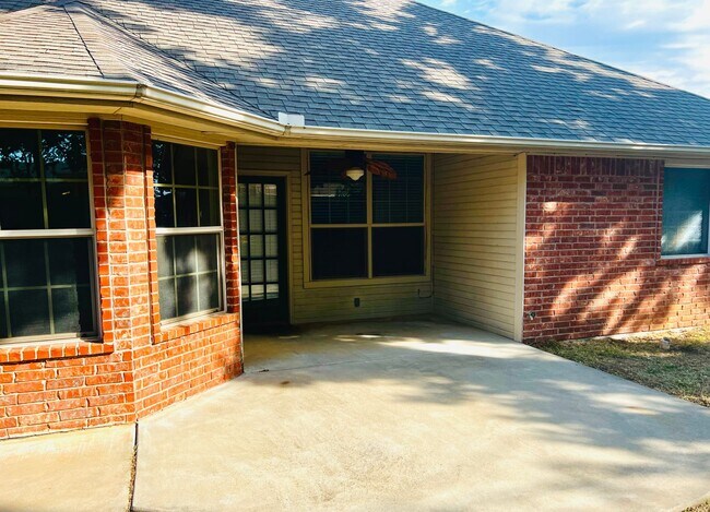 Building Photo - Gorgeous 3BD 2BA with Bonus Office Space in Del City!!