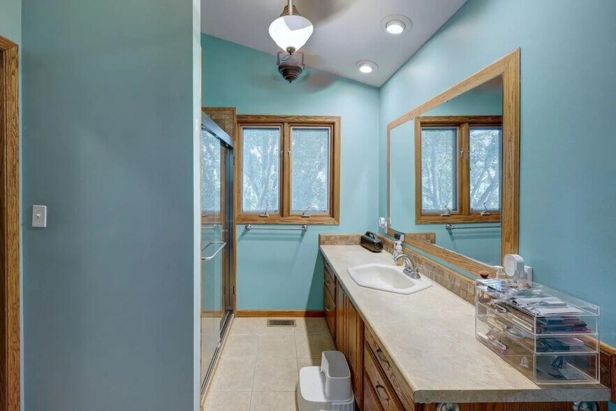 Building Photo - 3408 Lake Shore Dr