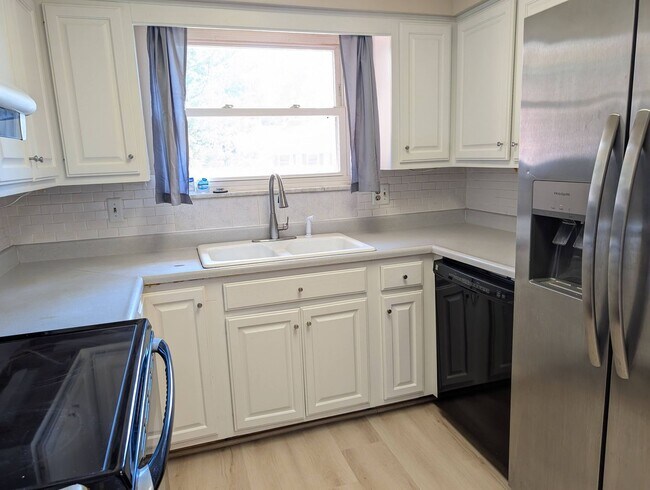 Building Photo - AVAILABLE NOW! Spacious 3 Bed / 2.5 Bath Home in Washington Twp with Basement!