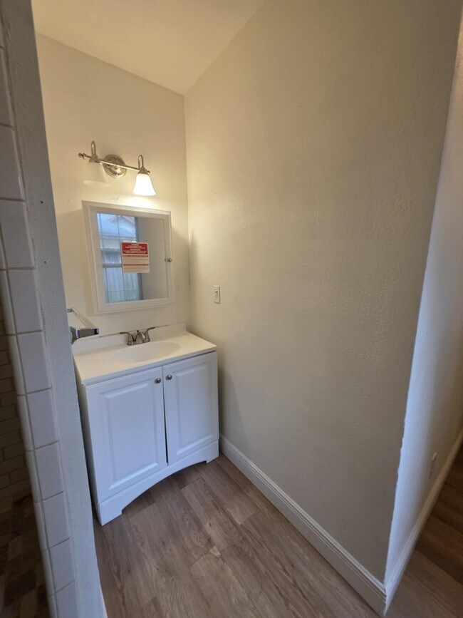 Building Photo - 6109 Saxon Dr