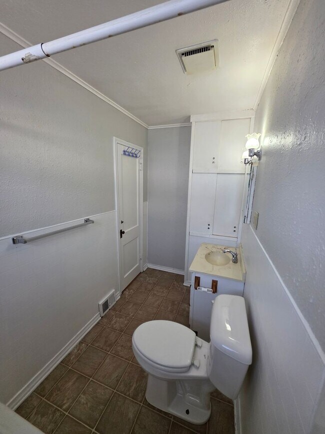 Building Photo - 1021 Dilger Ave