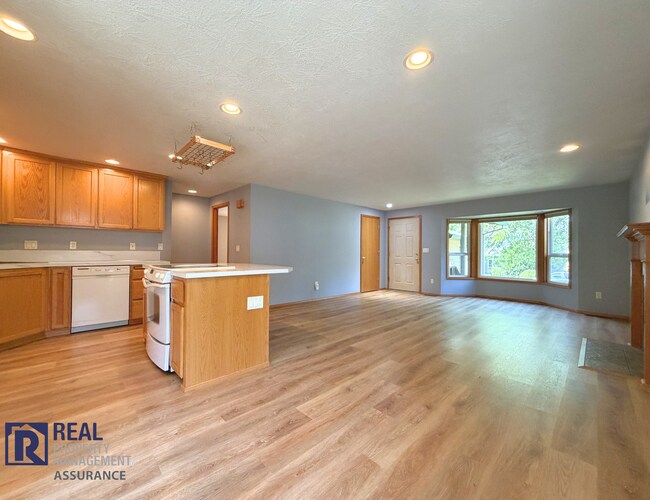 Building Photo - Beautiful 3-Bedroom Home with Fenced Yard, Central A/C & 2-Car Garage