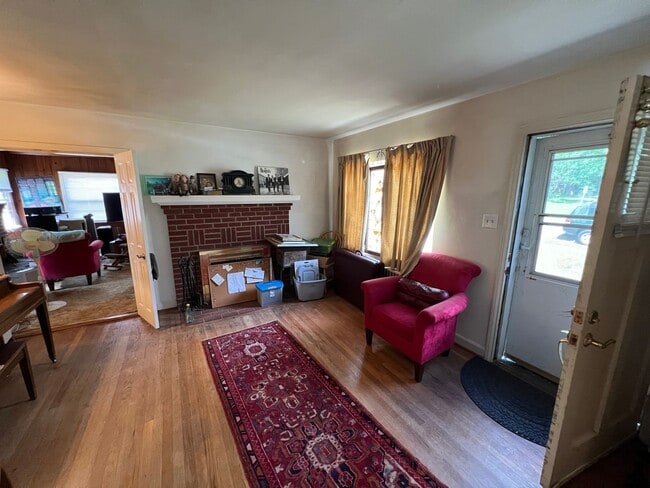 Building Photo - Adorable 2bdrm/1bth Ranch Style Home Conve...