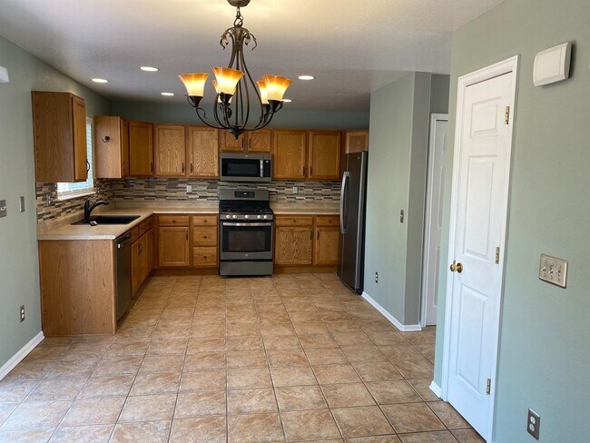Building Photo - 14215 White Peak Dr