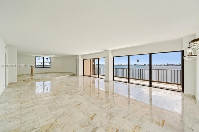 Building Photo - 1800 NE 114th St