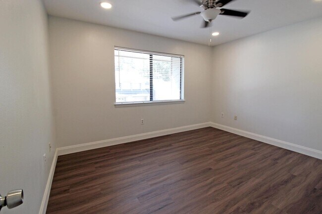 Building Photo - 3 Bedroom Townhouse in Gleneagles Community of Bluewater Bay!