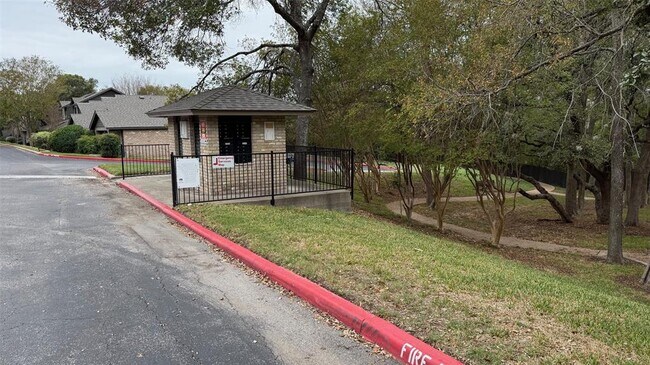 Building Photo - 1015 E Yager Ln