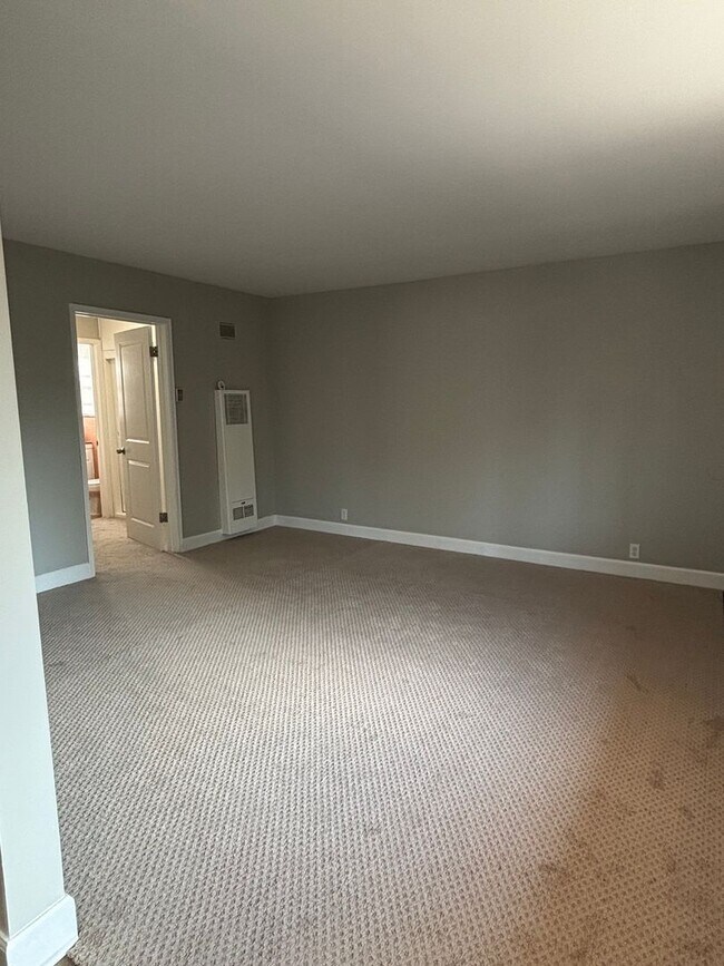 Building Photo - 1 Bedroom available now!
