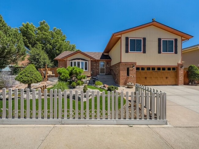 Building Photo - Charming 4 Bedroom 2.5 Bath in Lakewood!