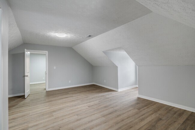 Building Photo - 2224 N Kenwood Ave