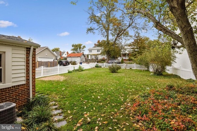 Building Photo - 214 E Monroe Ave