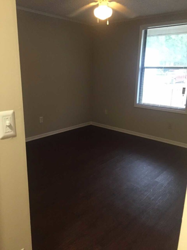 Building Photo - Waterbury Apartment Community