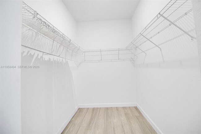 Building Photo - 879 SE 26th Ter