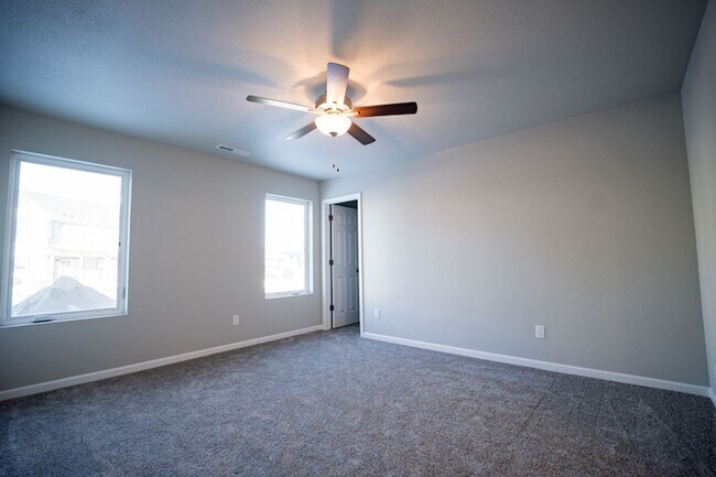 Building Photo - One-Level Carefree Living in a quiet and i...