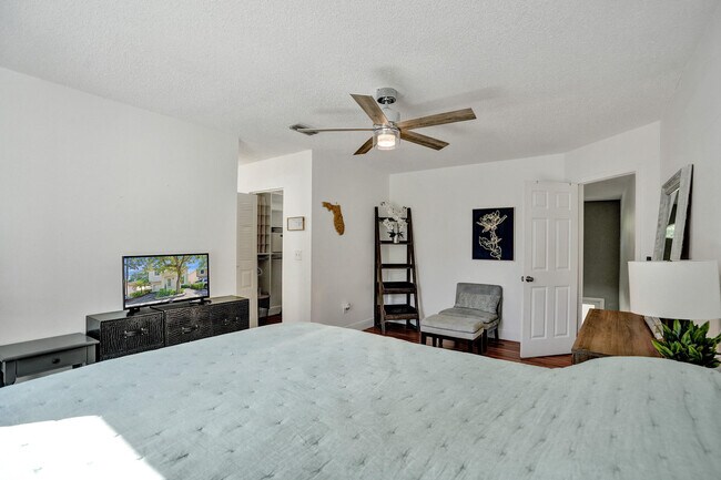 Building Photo - 9841 NW 9th Ct