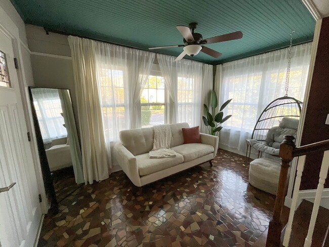 Building Photo - 860 13th Ave S