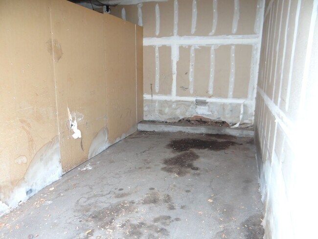 Building Photo - 1 bed 1 bath condo with 650 sf. with detached garage email for showing