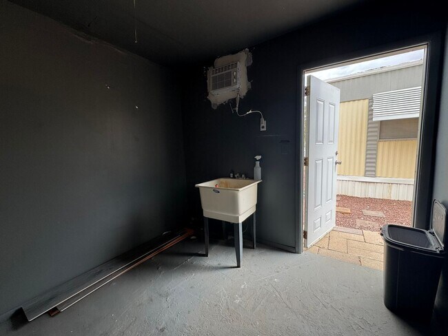 Building Photo - 1 BR 1Ba with enclosed Porch/Patio, fenced yard, RV Parking
