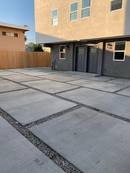 Building Photo - 789 E 41st Pl