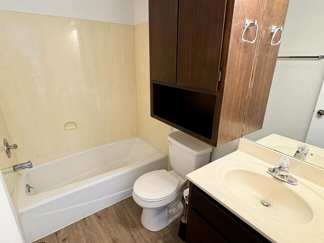 Building Photo - ***2 Bedroom 3 Bathroom Townhome for Lease in Horseshoe Bay, TX.***