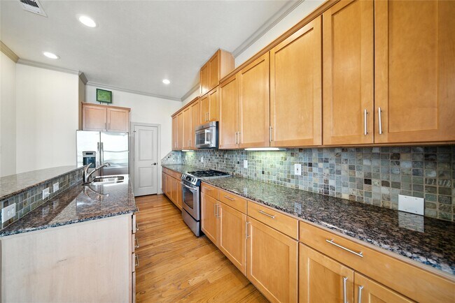 Building Photo - 2318 Camden Dr