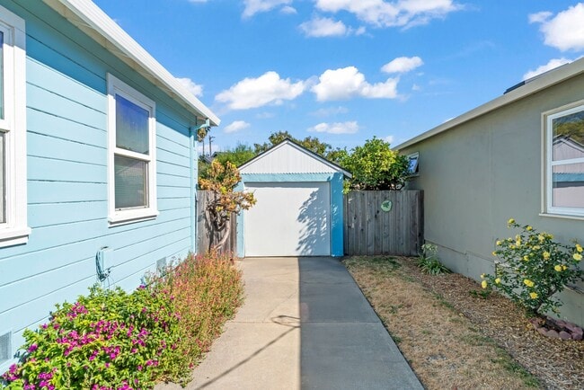 Building Photo - Pet Friendly 3Bd/2Ba Single-Family Home