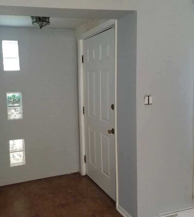 Building Photo - Cozy 3 bedroom 1.5 Bathroom Townhouse! Hardwood Throughout! Parking Included In Rent! Available f...