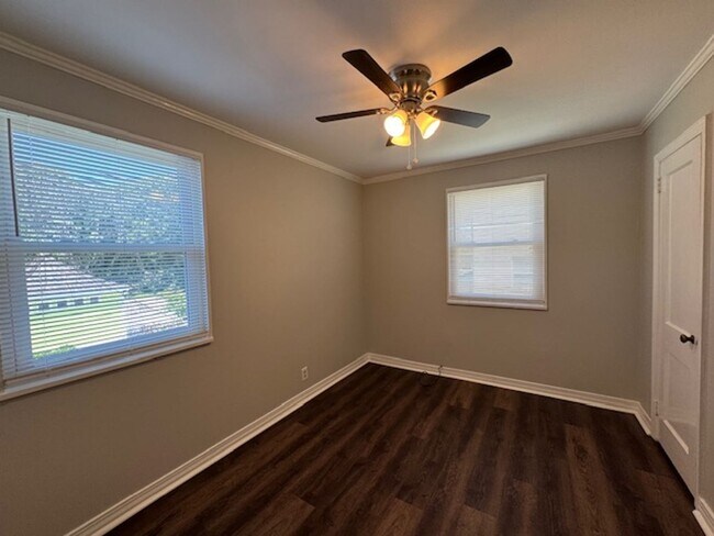 Building Photo - Downtown living at its best!  Remodeled - 2-Story End-Unit is convenient to all that Downtown Gre...