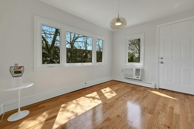 Building Photo - 158 Edgar St