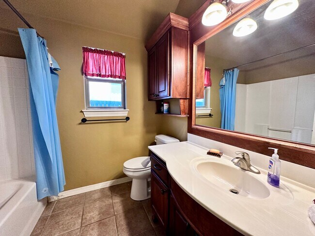 Building Photo - Charming 3-Bedroom Home with View in Moore, OK - Move In Deposit-Free! (If Qualified)