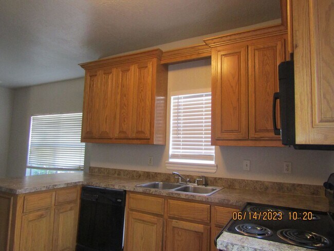 Building Photo - ALL ELECTRIC HOME!! PETS NEGOTIABLE WITH OWNER APPROVAL!!