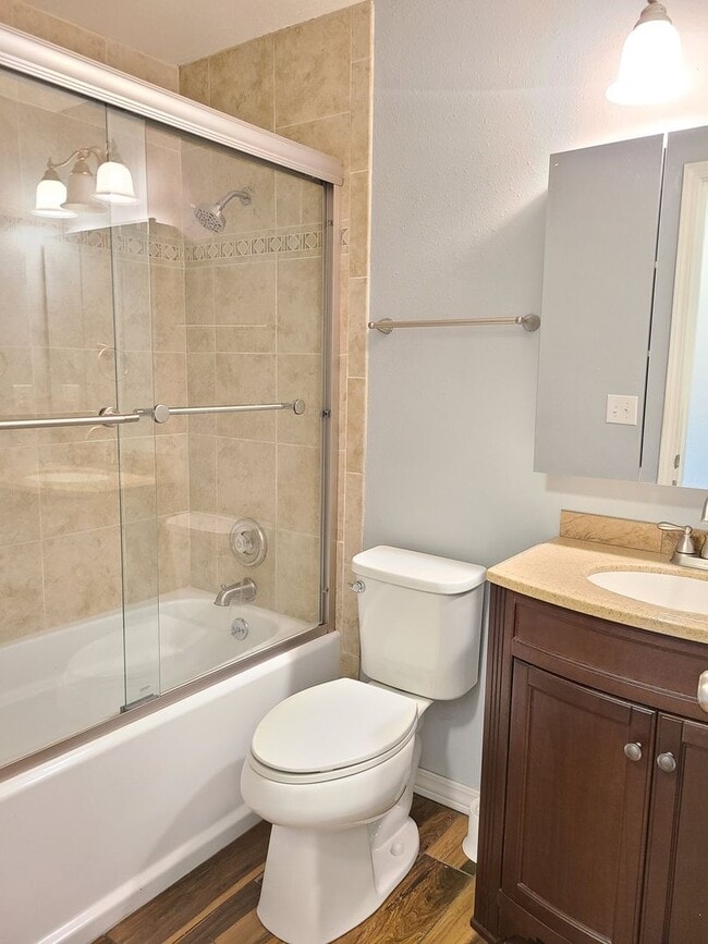 Building Photo - $1,650 - 2 Bed / 2 Bath Spacious Top Floor Condo (First Month Free!)