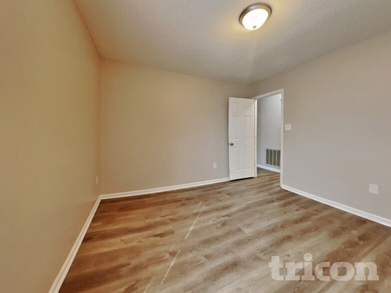 Building Photo - 3008 Brittany Dr