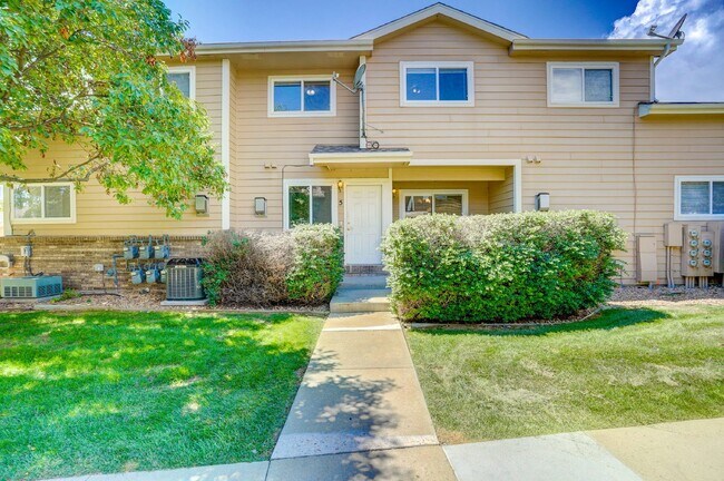 Building Photo - $1,795 - 2 bed/2.5 bath Townhome with new ...