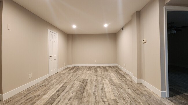 Building Photo - 7512 Cromwell Dr