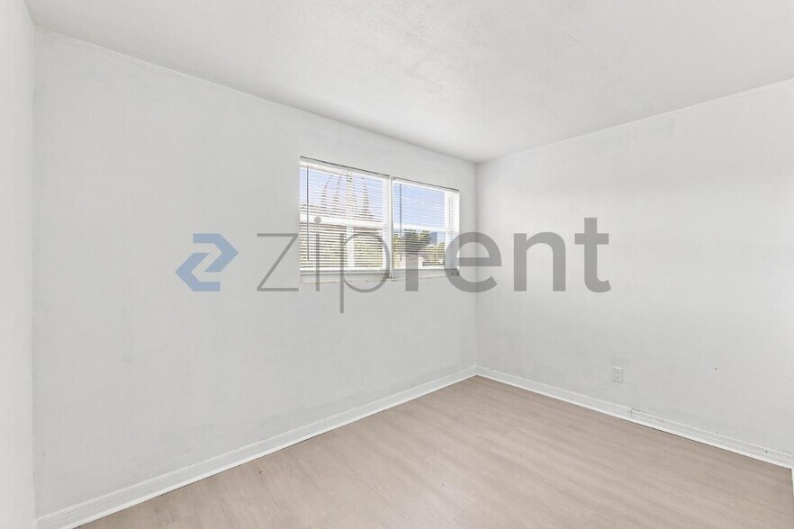 Building Photo - Unit