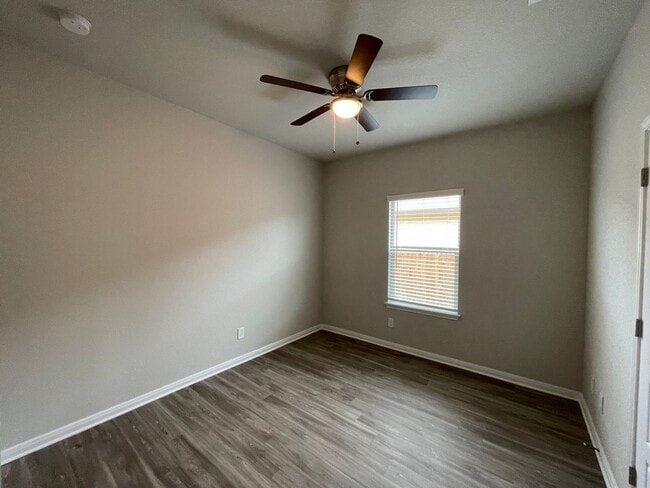 Building Photo - Luxury 3/2 duplex in NBTX