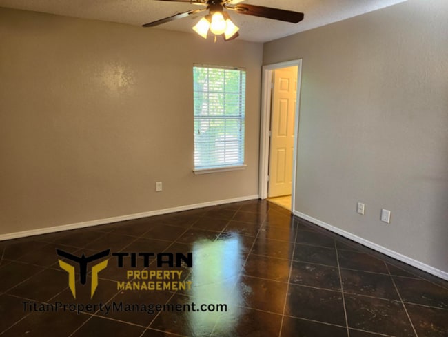 Building Photo - 3b/2b house