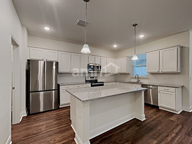 Building Photo - 945 Heavenly Drive